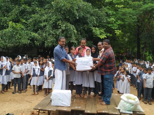 സഹപാഠികൾക്ക് കൈത്താങ്ങുമായി നരിപ്പറ്റ .യു .പി സ്കൂൾ.