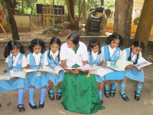 മരച്ചുവട്ടിൽ ക്ലാസ് മുറികൾ 
