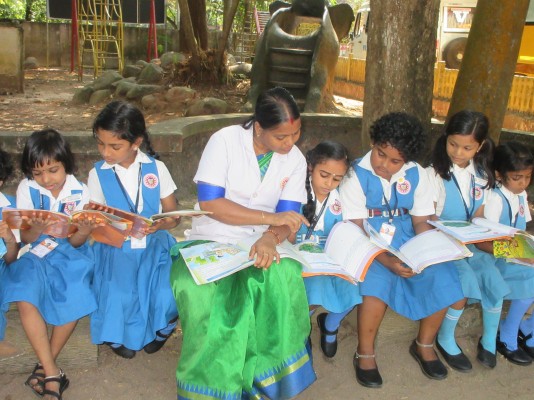 മരച്ചുവട്ടിൽ ക്ലാസ് മുറികൾ 