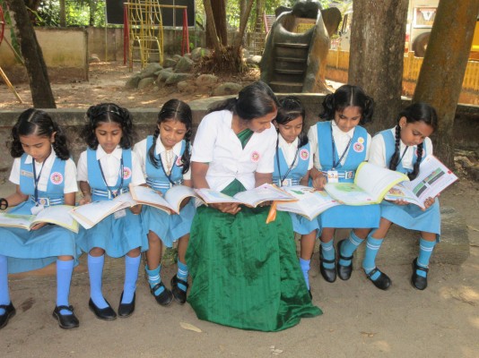 മരച്ചുവട്ടിൽ ക്ലാസ് മുറികൾ 